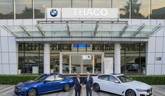 Ông Trần Bá Dương (trái) và ông Lars Nielsen, giám đốc điều hành BMW châu Á tại showroom BMW ở TP Thủ Đức. Ảnh: BMW