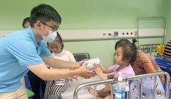 Đại diện Quỹ Hy vọng trao sữa cho bệnh nhi tại Khoa miễn dịch - dị ứng - khớp, Bệnh viện Nhi trung ương