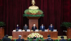 Trung ương dành một phút tưởng niệm cố Phó Thủ tướng Chính phủ Lê Văn Thành và các nạn nhân bị thiệt mạng bởi thiên tai, hỏa hoạn vừa qua - Ảnh: VGP/Nhật Bắc