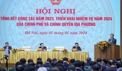 Các đồng chí lãnh đạo chủ trì Hội nghị tổng kết công tác năm 2023, triển khai nhiệm vụ năm 2024 của Chính phủ và chính quyền địa phương. Ảnh VGP/Nhật Bắc