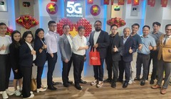 Đại diện SFA tặng quà cho đại diện VDCA.