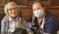 Bà Connie Titchen là bệnh nhân lớn tuổi nhất của nước Anh được xuất viện sau khi bị xác nhận dương tính với Covid-19. Ảnh: CNN