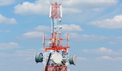 Vì tin rằng 5G làm lây lan Covid-19, một số trạm thu phát 5G tại Anh và các quốc gia khác đã bị một số đối tượng kích động đốt cháy. Ảnh: Phone Arena