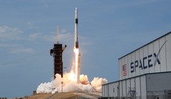 Tên lửa SpaceX Falcon 9 và tàu Dragon Dragon trong nhiệm vụ SpaceX Demo-2 của NASA đưa hai phi hành gia Douglas Hurley và Robert Behnken đến Trạm vũ trụ quốc tế từ Trung tâm vũ trụ Kennedy của NASA ở Cape Canaveral, Florida, Mỹ, ngày 30 tháng 5 năm 2020. 