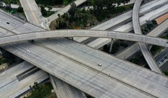 Đường phố trở nên vắng vẻ trong bối cảnh đại dịch Covid-19. Ảnh: Engadget