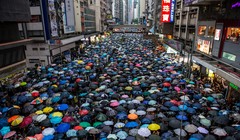 Người biểu tình che ô tại một con phố ở Hồng Kông. Ảnh: Vadity Fair