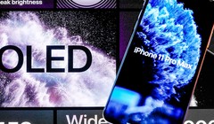 iPhone 11 Pro Max của Apple được trang bị màn hình OLED. Ảnh: Nikkei Asian Review
