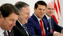 Ông Keith Krach (thứ hai từ phải sang) đóng một vai trò quan trọng trong các nỗ lực của Hoa Kỳ nhằm tăng cường an ninh kinh tế và độc lập với Trung Quốc. (Ảnh: Nikkei Asian Review)