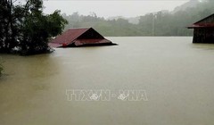 Mưa lũ nhấn chìm nhà dân ở Quảng Bình (ảnh TTXVN)