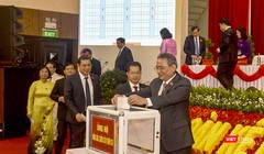 Các đại biểu tham dự phiên trù bị Đại hội đại biểu Đảng bộ TP Đà Nẵng lần thứ XXII quyên góp ủng hộ đồng bào miền Trung bị ảnh hưởng bão lũ.