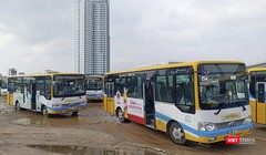 Xe buýt nằm bãi đổ do tài xế đình công