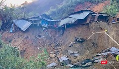 Nhà người dân vùng núi Quảng Nam bị sạt lở do mưa bão gây ra (ảnh CTV)