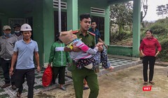 Lực lượng công an ở Đà Nẵng đưa người dân ở vùng nguy hiểm đi sơ tán trước khi bão số 13 vào bờ