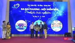 Đại diện Sở Du lịch 3 địa phương gồm Đà Nẵng, Quảng Nam, Thừa Thiên Huế nhận quà lưu niệm của CLB lữ hành UNESCO Hà Nội và đoàn Famtrip đến từ các tỉnh thành trên cả nước đến tham dự chương trình kích cầu.