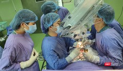 Các bác sĩ Bệnh viện Phụ sản - Nhi Đà Nẵng đang thực hiện ca phẫu thuật (ảnh Minh Hiền)