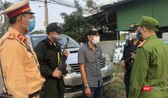 Lực lượng công an Đà Nẵng đang làm việc với tài xế Nguyễn Quách Nguyện 