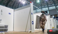 Công nhân đang tháo dỡ Bệnh viện dã chiến Tiên Sơn (Đà Nẵng)