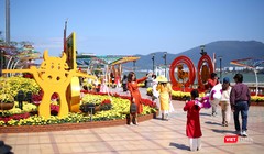 Người dân và du khách du xuân ở Đà Nẵng 