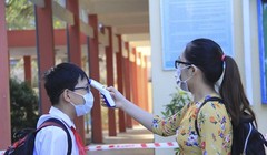 Học sinh đến trường trong mùa COVID-19