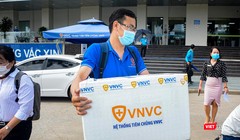 Nhân viên CDC Đà Nẵng tiếp nhận 100 liều vaccine COVID-19 từ Bộ Y tế để tiêm cho các nhân viên y tế.