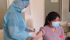 Nhân viên y tế tại Đà Nẵng được tiêm vắc xin phòng COVID-19