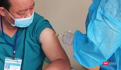 Bác sĩ Lê Thành Phúc - Giám đốc Bệnh viện Phổi Đà Nẵng - được nhân viên y tế tiêm vaccine COVID-19