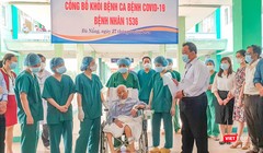 Sáng 27/3, Giám đốc Bệnh viện Phổi Đà Nẵng trao chứng nhận khỏi bệnh cho bệnh nhân mắc COVID-19 thứ 1536