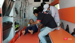 Một trường hợp bị ngộ độc được đưa đi cấp cứu