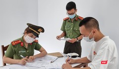 Lực lượng An ninh điều tra Công an TP Đà Nẵng đang lấy lời khai một đối tượng trong đường dây đưa người Trung Quốc nhập cảnh trái phép vào Việt Nam