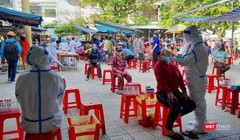 Lực lượng y tế Đà Nẵng lấy mẫu xét nghiệm COVID-19 trong cộng đồng