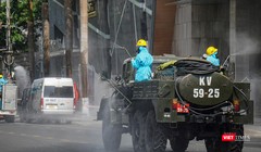 Lực lượng y tế phun thuốc khử khuẩn tại vũ trường New Phương Đông (Đà Nẵng)