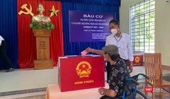 Cử tri Đà Nẵng đi bỏ phiếu bầu ra đại biểu Quốc hội và đại biểu HĐND TP (Ảnh Khánh Hưng)