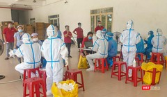 Lực lượng y tế lấy mẫu xét nghiệm SARS-CoV-2 cho công nhân làm việc tại các KCN trên địa bàn TP Đà Nẵng