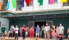 Người dân chung cư 12T3 (phường Nại Hiên Đông, quận Sơn Trà, TP Đà Nẵng) nghe đọc lệnh tháo dỡ phong toả cách ly y tế (Ảnh Khánh Hưng)