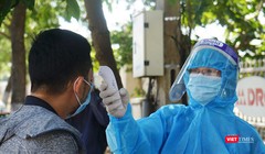 Lực lượng kiểm dịch giám sát y tế đối với người đi qua chốt kiểm soát phòng dịch COVID-19 