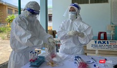 Lực lượng y tế Quảng Ngãi lấy mẫu xét nghiệm COVID-19 cho người dân