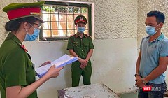 Cơ quan công an tống đạt quyết định khởi tố, bắt tạm giam đối với tài xế Nguyễn Quốc Tuấn - tài xế nhà xe Chín Nghĩa vì hành vi chống người thi hành công vụ