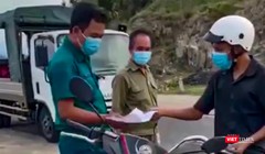 Tổ công tác của UBND phường Vĩnh Hoà kiểm tra và thu giữ giấy tờ, phương tiện của công dân Trần Văn Em (ảnh chụp lại từ clip)