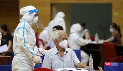 Lực lượng y tế tiêm vaccine phòng COVID-19 cho người dân Đà Nẵng