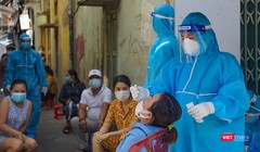 Lực lượng y tế Đà Nẵng lấy mẫu xét nghiệm COVID-19 tại khu dân cư
