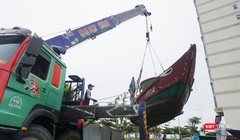 Ngư dân Đà Nẵng cẩu tàu thuyền lên bờ tránh trú bão số 5