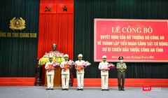 Thiếu tướng Nguyễn Đức Dũng - Giám đốc Công an tỉnh Quảng Nam trao quyết định thành lập Tiểu đoàn Cảnh sát cơ động dự bị chiến đấu cho các Chỉ huy Tiểu đoàn