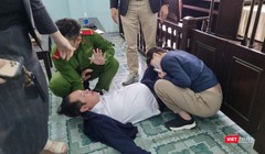 Ông Võ Văn Cường - Giám đốc Công ty TNHH MTV LAND Hà Hải vật vã sau khi uống chai thuốc diệt côn trùng uống tự tử tại phiên toà