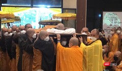 Nghi lễ nhập kim quan Thiền sư Nhất Hạnh (ảnh Tuấn Hiệp)