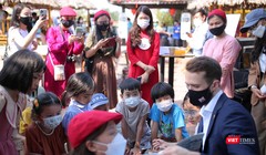 Ông Sam Wood - Phó Tổng Lãnh sự Anh tại TP HCM và nhóm Đại sứ đọc Hội An cùng đọc sách về môi trường cho các bạn thiếu nhi 