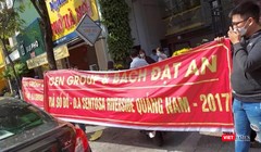 Khách hàng căng băng rôn trước trụ sở CEN Homes tại Đà Nẵng để đòi sổ đỏ dự án do Bách Đạt An làm chủ đầu tư và CEN Homes phân phối