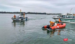 Lực lượng công an, cứu hộ đang nỗ lực tìm kiếm các nạn nhân bị mất tích trong vụ chìm tàu Phương Đông QNa1152 trên biển Của Đại (Hội An)