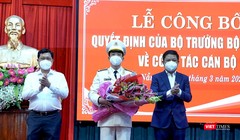Ông Lương Nguyễn Minh Triết - Phó Bí thư thường trực Thành ủy Đà Nẵng, Chủ tịch HĐND Tthành phố và ông Trần Phước Sơn - Phó Chủ tịch UBND TP Đà nẵng tặng hoa chúc mừng Trung tá Nguyễn Đại Đồng được bổ nhiệm Phó Giám đốc Công an TP Đà Nẵng