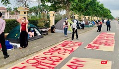 Hàng trăm khách hàng liên quan đến vụ án bẻ kèo hợp đồng môi giới BĐS ở Quảng Nam đã dựng lều bạt, căng băng rôn tại trung tâm thị xã Điện Bàn, tỉnh Quảng Nam