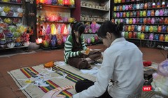 Làm đèn lồng, một trong những sàn phẩm thủ công mỹ nghệ đặc trưng của Hội An
